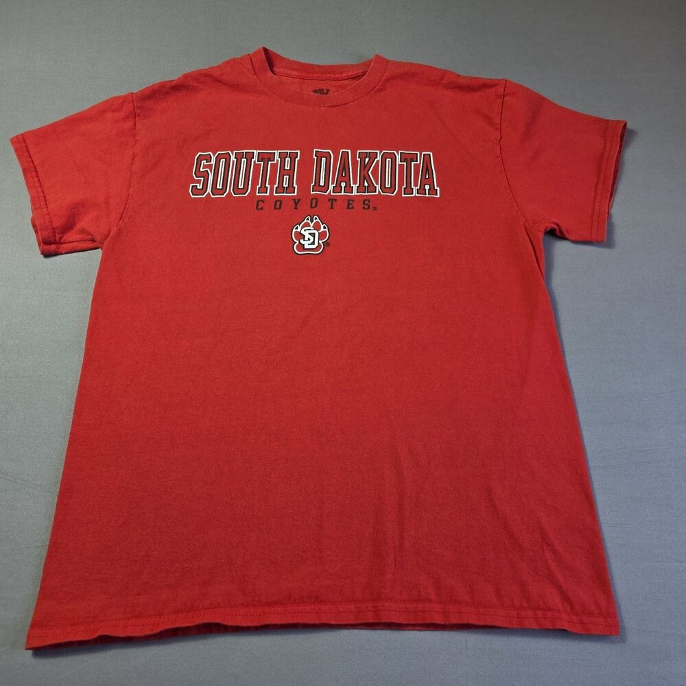 Red College Graphic T Shirt South Dakota Coyotes Men's Size Medium SD